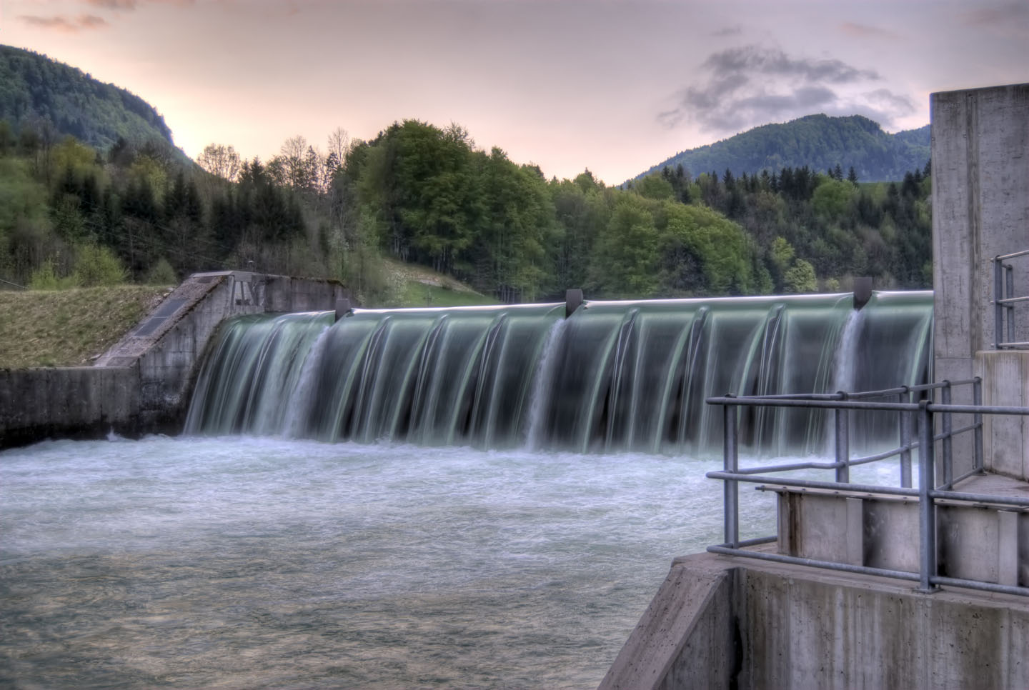 Überlauf eines Staudamms. Steht für Nutzung von Wasserkraft.