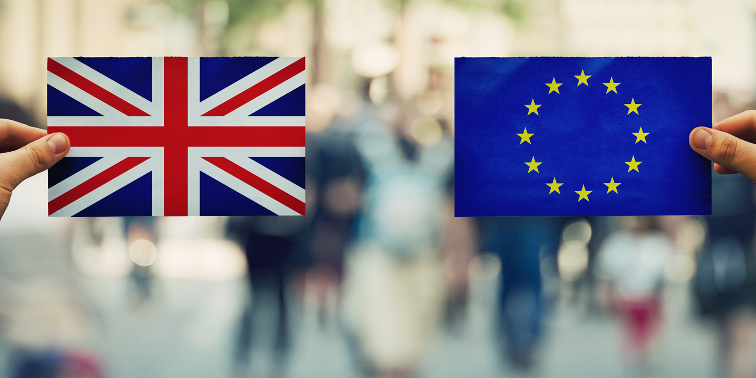 Britische Flagge und EU-Flagge