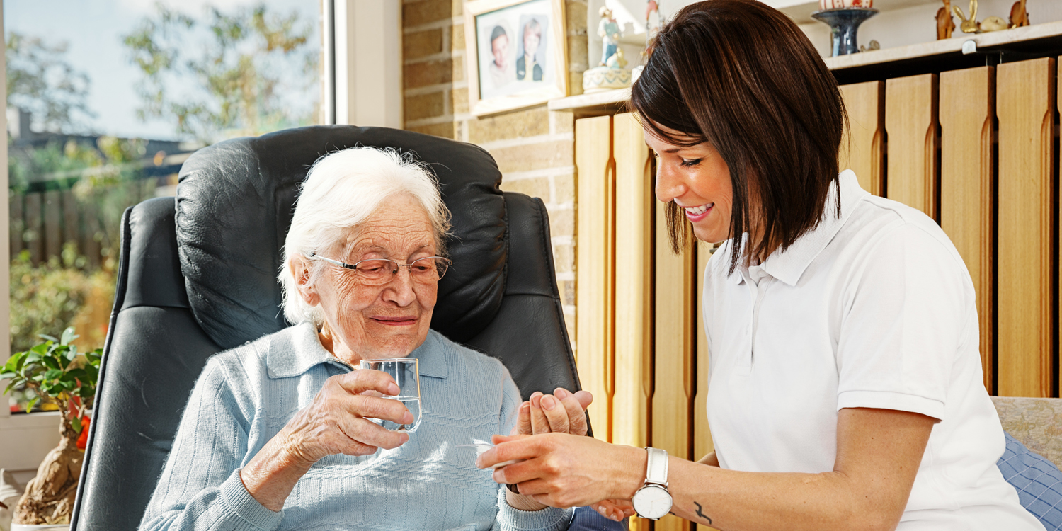 Seniorin und Pflegekraft