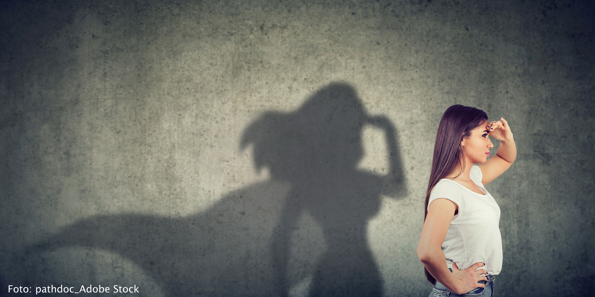 Frau mit suchendem Blick. Schatten ist eine Heldin