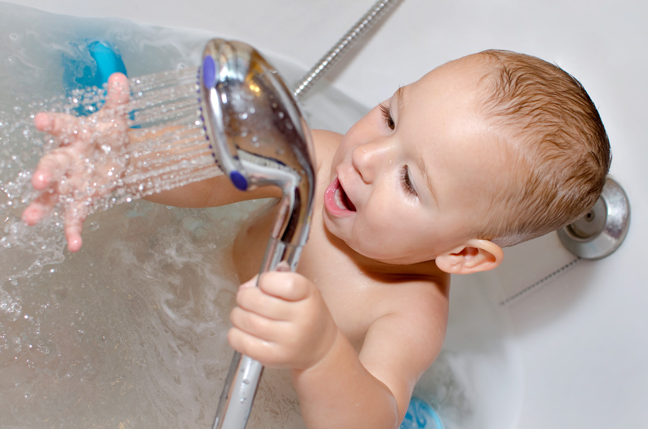Kind in Badewanne 
