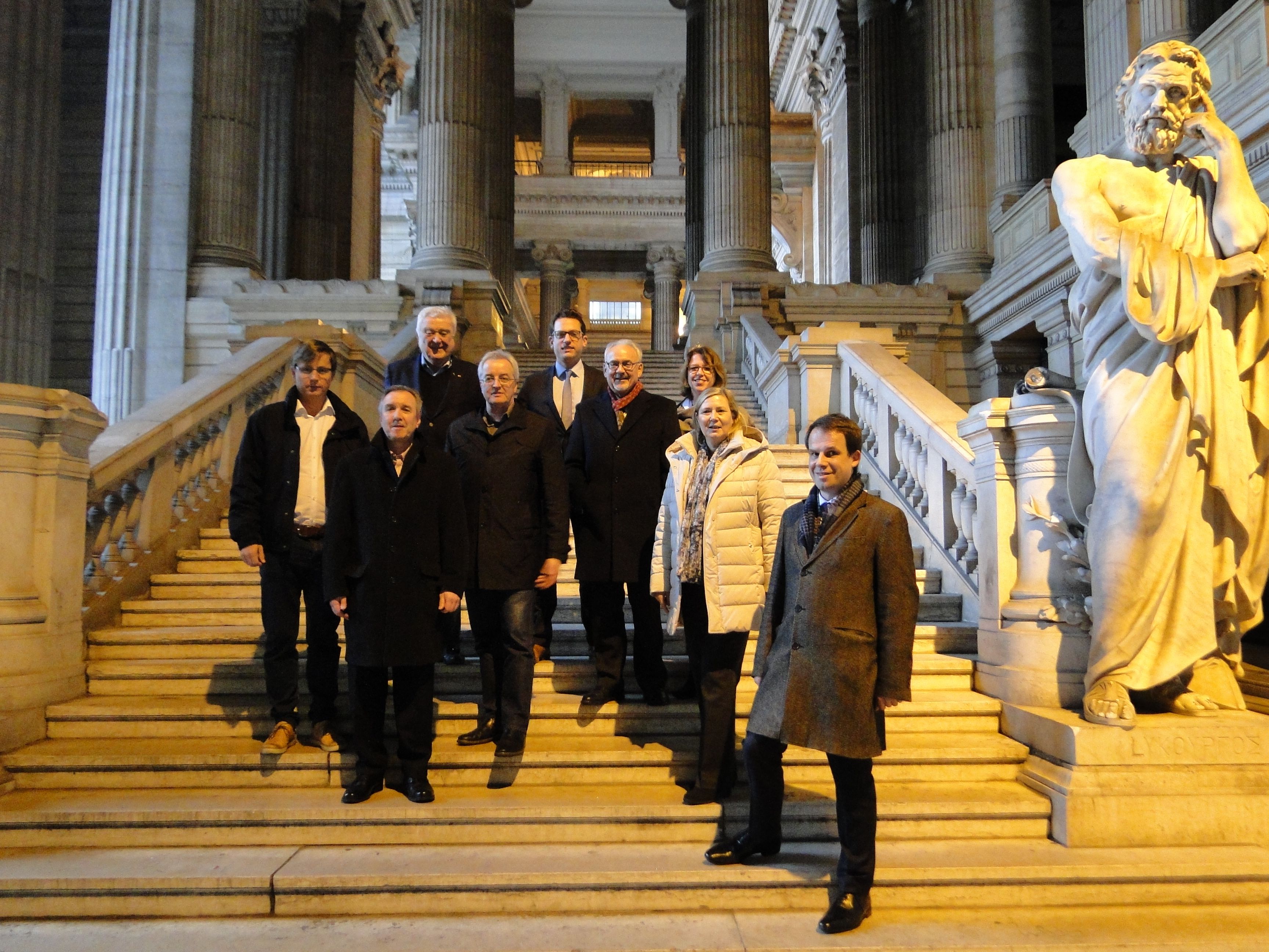 Die Klagenden vor dem Justizpalast in Brüssel