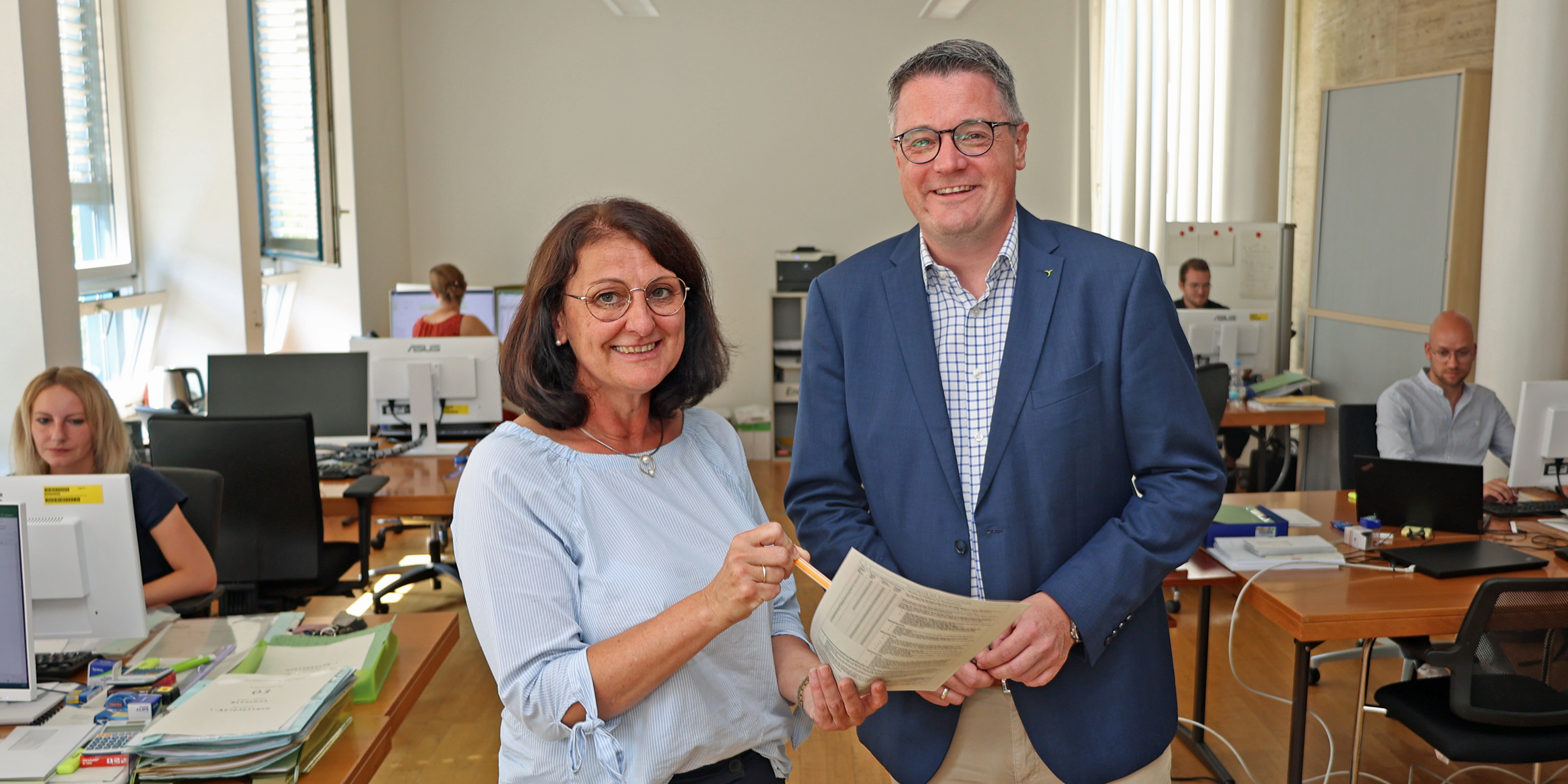 Städteregionsrat Dr. Tim Grüttemeier und die Leiterin der „Task Force Elterngeld“, Birgit Katterbach, konnten nach nur drei Wochen eine hervorragende Bilanz ziehen: Der große Rückstand in der Bearbeitung der Elterngeld-Anträge konnte massiv verringert werden.