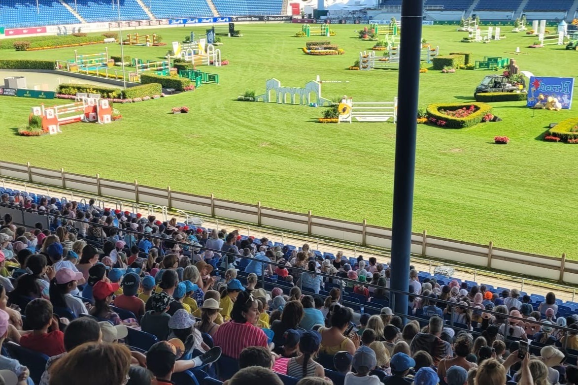 Kinder in einem Stadion