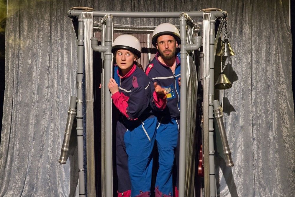 Das Stück „Nix wie weg - Schnick und Schnack heben ab“ vom Theater Don Kidschote wird Mitte November in Baesweiler, Monschau und Herzogenrath gezeigt.