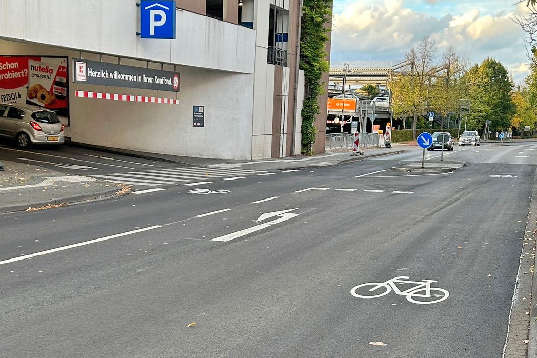 Ein Parkhaus mit einem Fahrradweg davor.