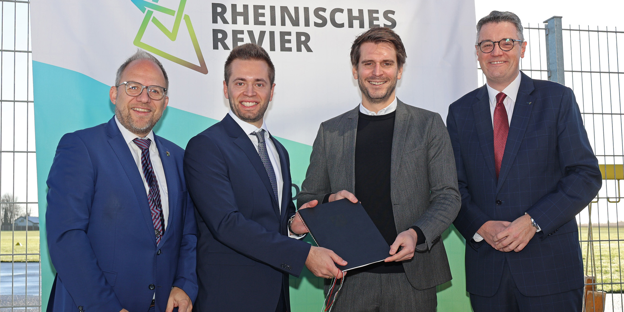 Staatssekretär Paul Höller (2.v.r.) vom Ministerium für Wirtschaft, Industrie, Klimaschutz und Energie des Landes NRW hat einen wichtigen Förderbescheid für den Aero-Park in Merzbrück übergeben. Es freuen sich (von links:) Würselens Bürgermeister Roger Nießen, der Geschäftsführer der Aachener Kreuz Merzbrück GmbH & Co. KG, Marvin Kouchen, und Städteregionsrat Dr. Tim Grüttemeier.