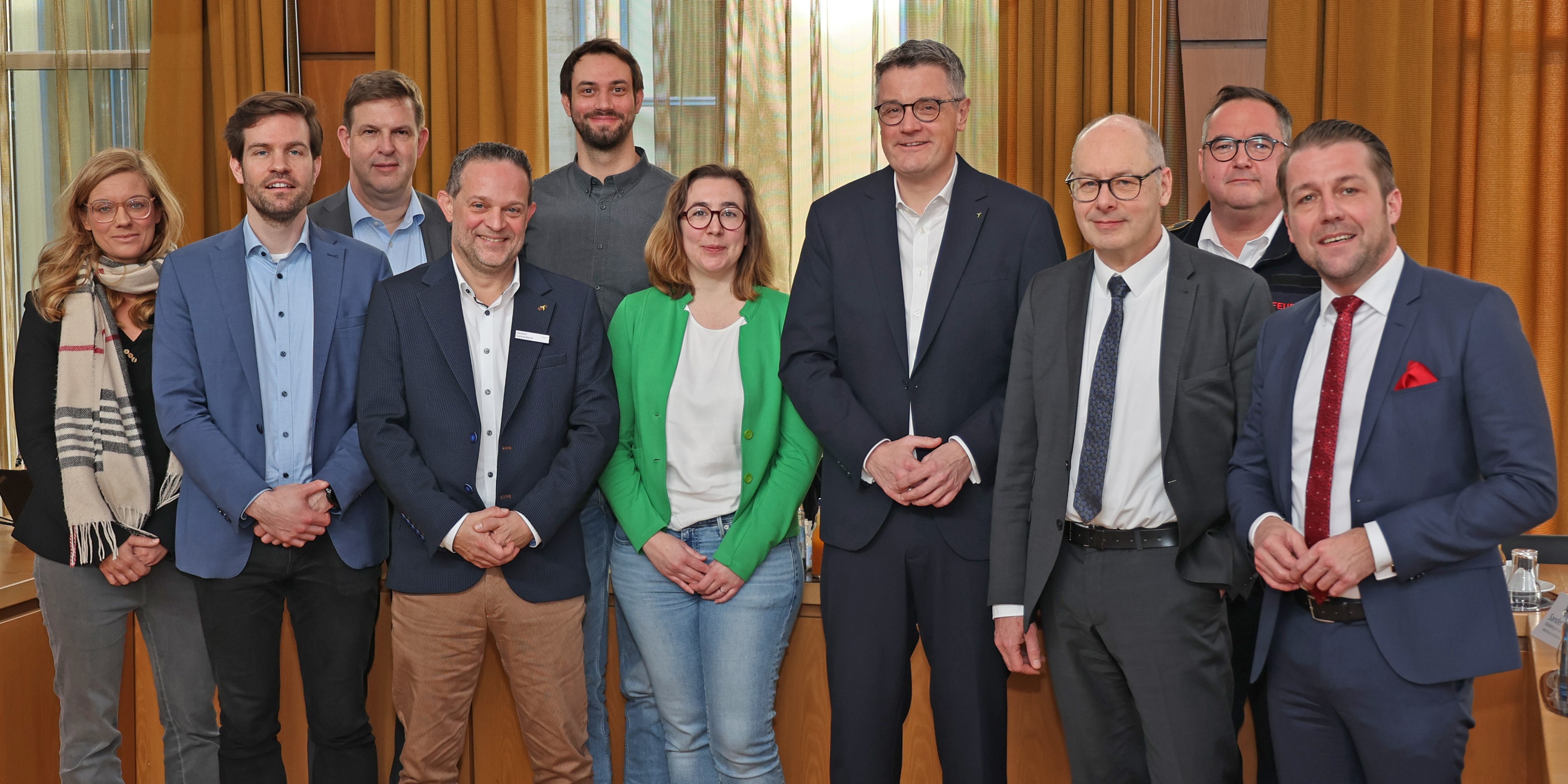 Mehrere Menschen auf einem Gruppenbild.