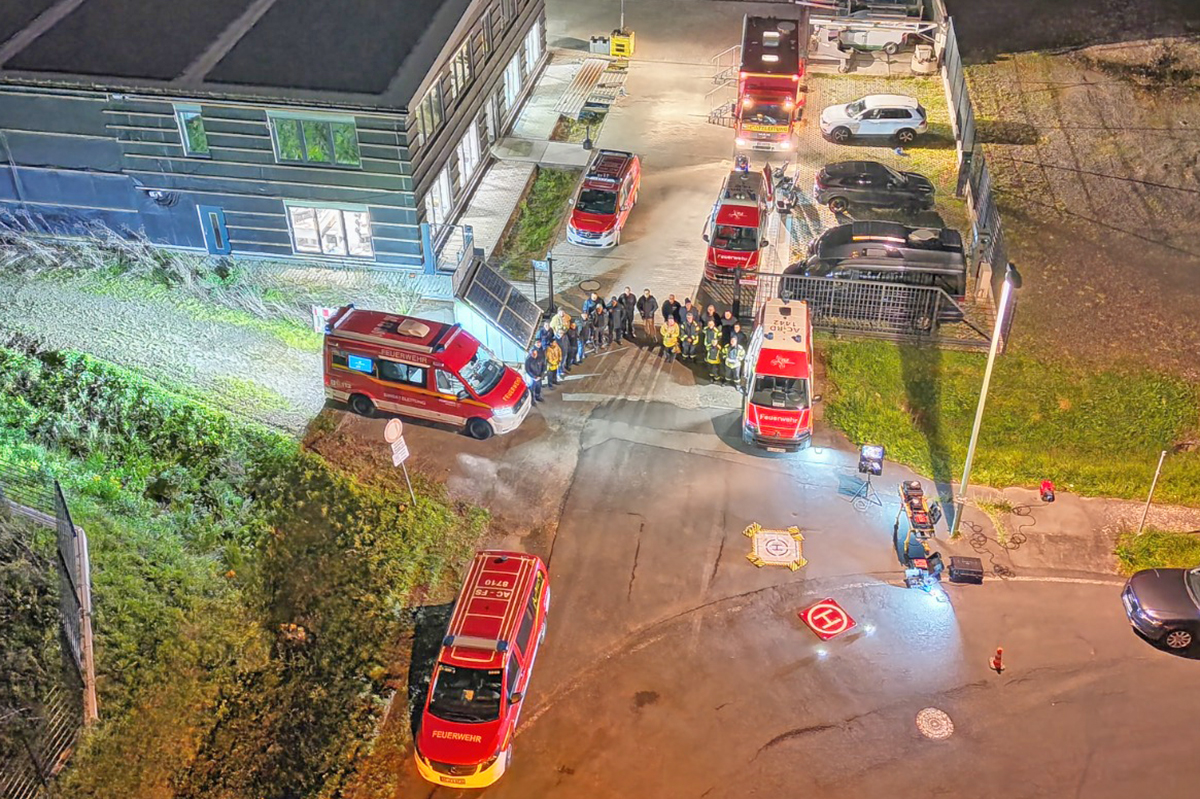 Drohnenaufnahme einer Übung von Einsatzkräften