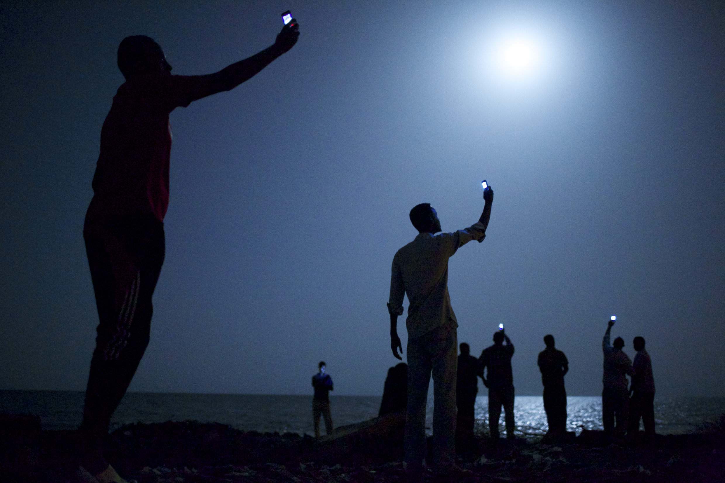 Personen halten nachts ihr Handy in die Luft