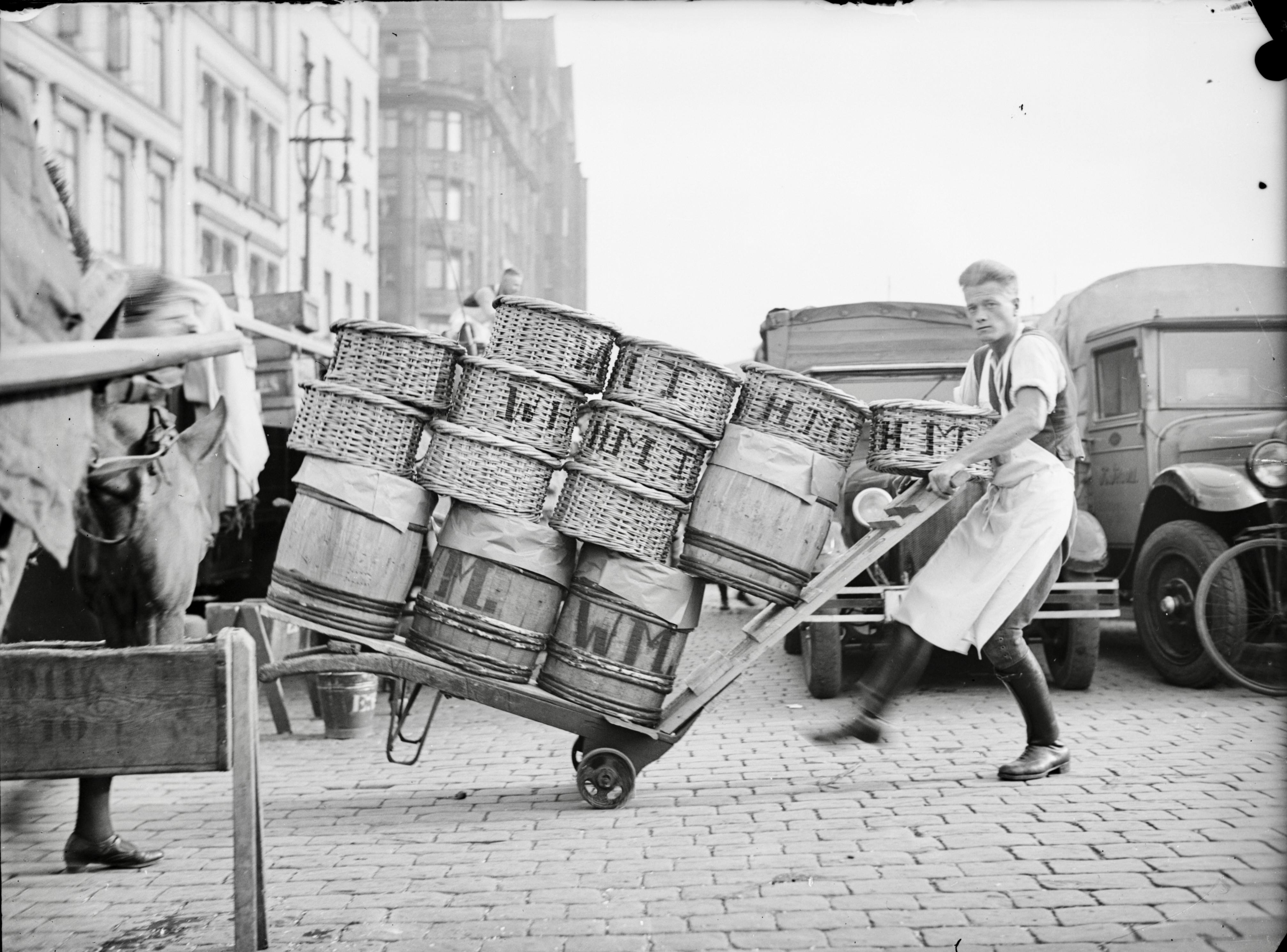 Fide Struck, Transportmitarbeiter mit Karre beladen, um 1932