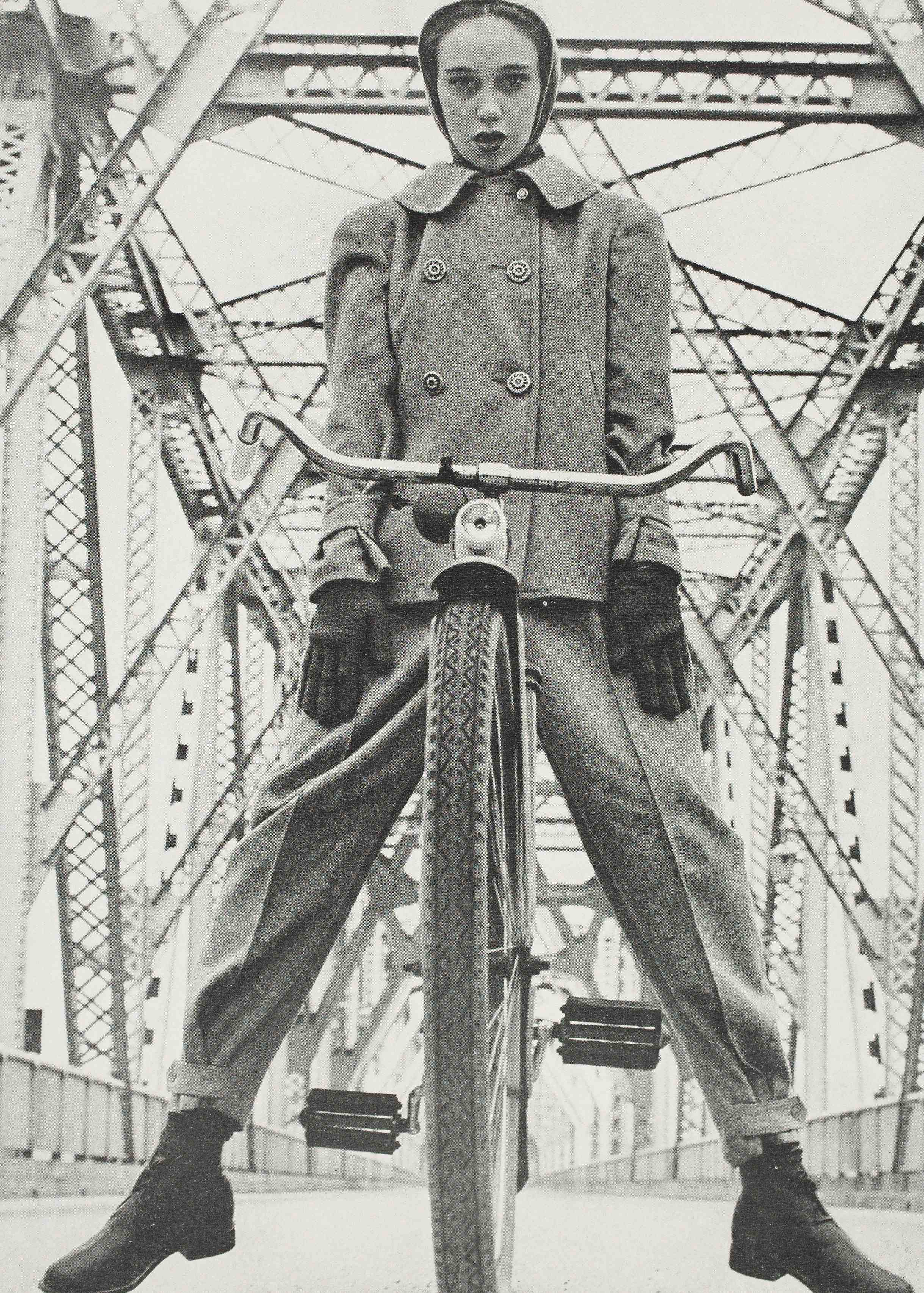 Hermann Landshoff, Modell Beth Wilson an der Rip van Winkle Bridge am Hudson River (Junior Bazaar), 1946