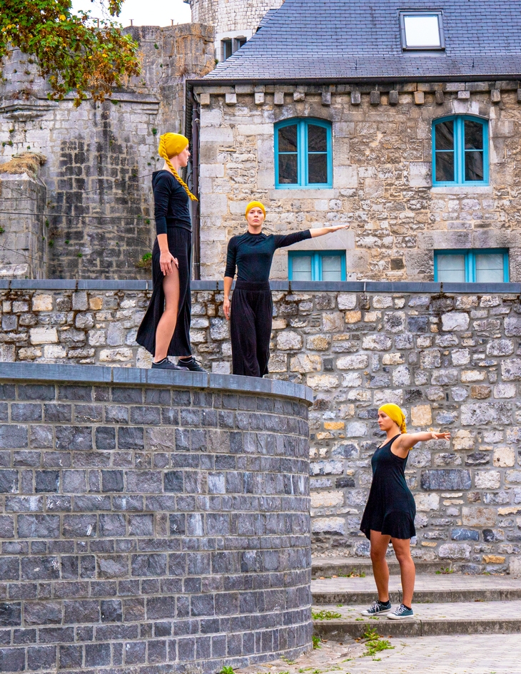 Foto einer Tanz-Performance vor städtischer Kulisse