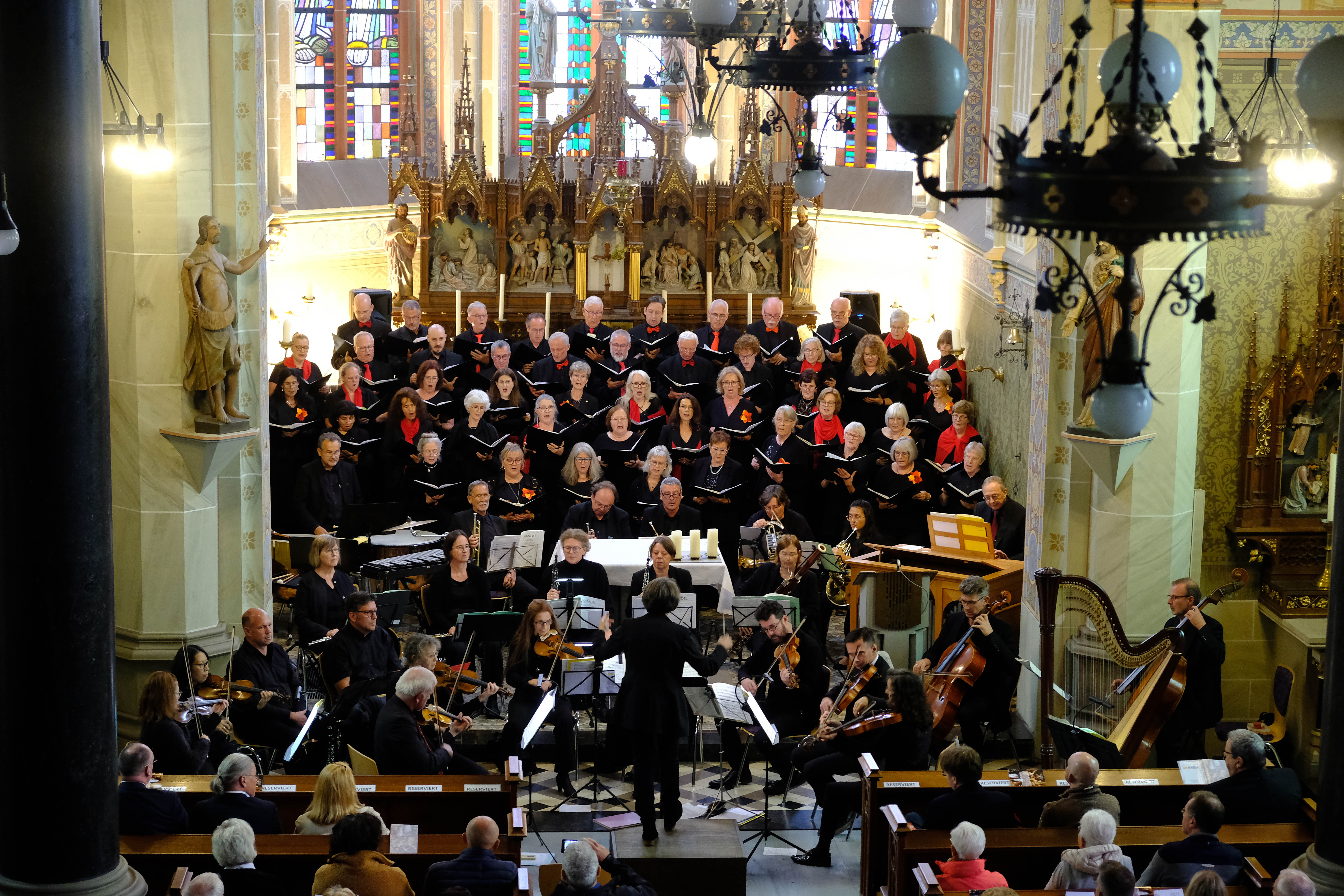 Der Chor singt im Altarbereich einer Kirche