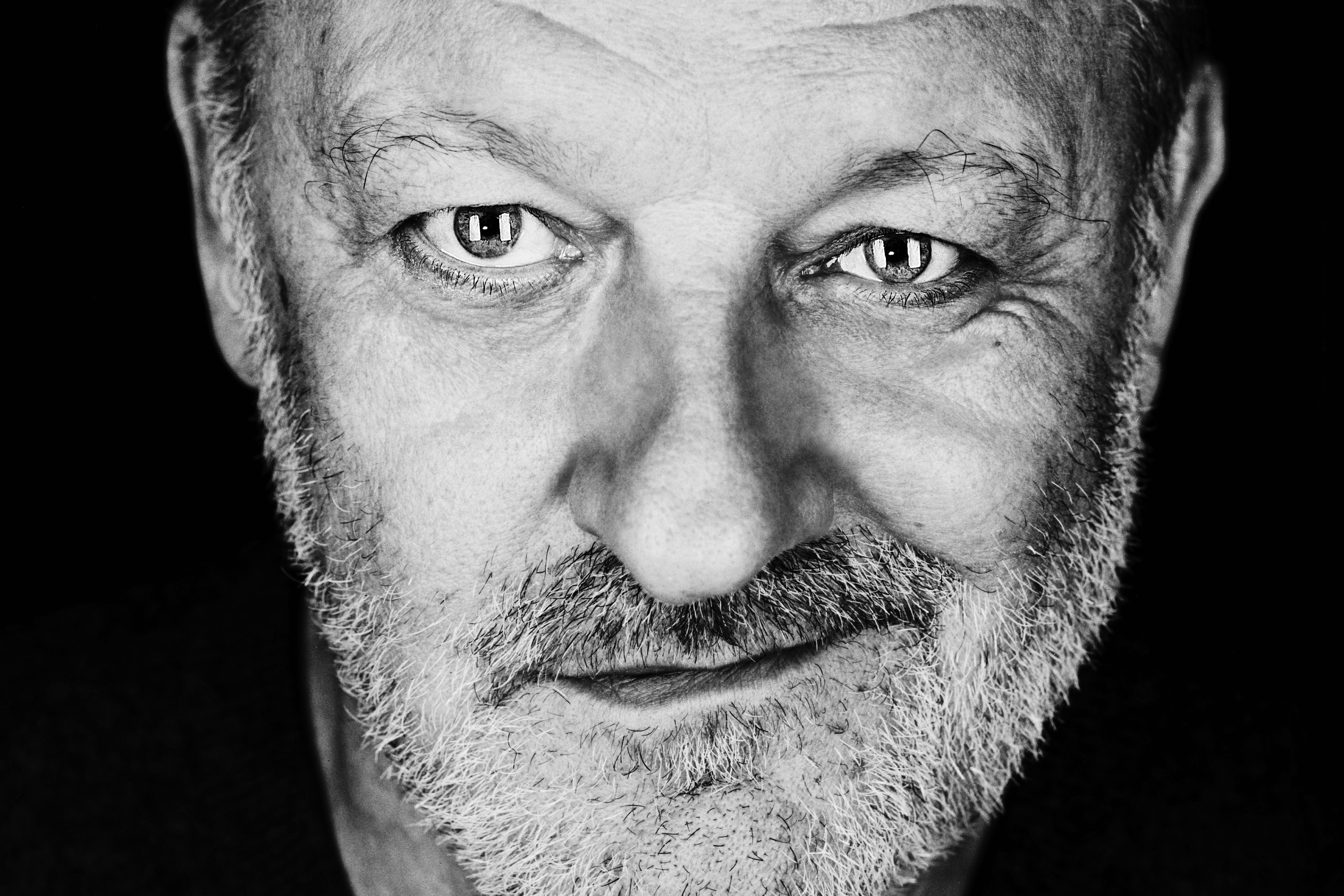 Schwarz Weiß Porträt des Schauspielers Leonard Lansink