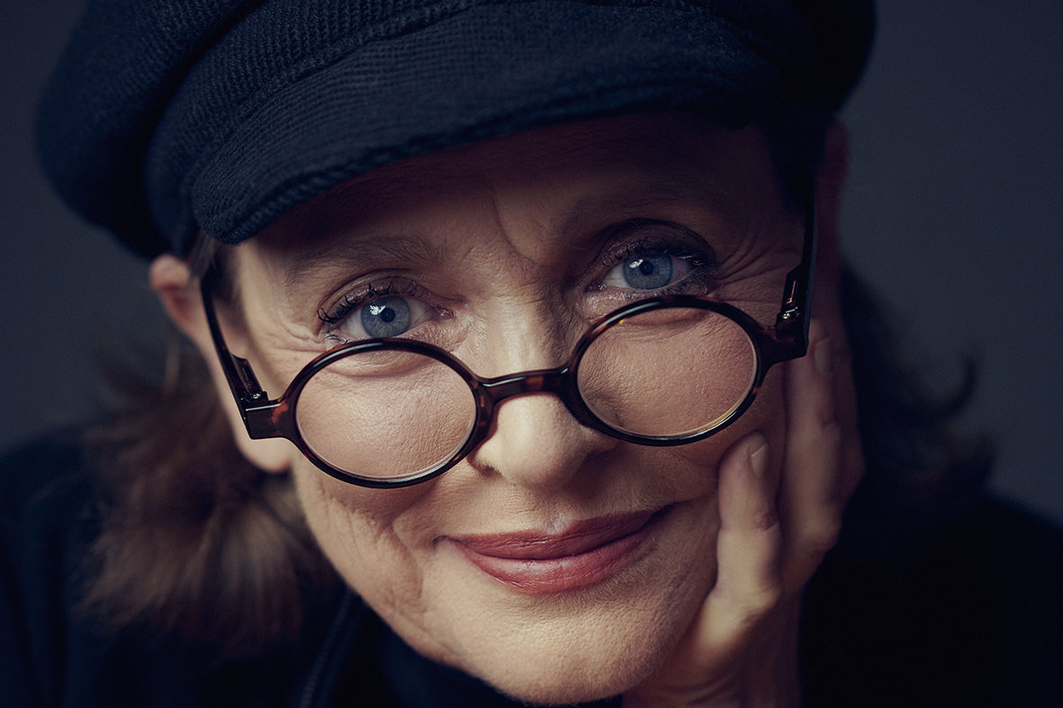 Porträt der Schauspielerin Katharina Thalbach vor schwarzem Hintergrund