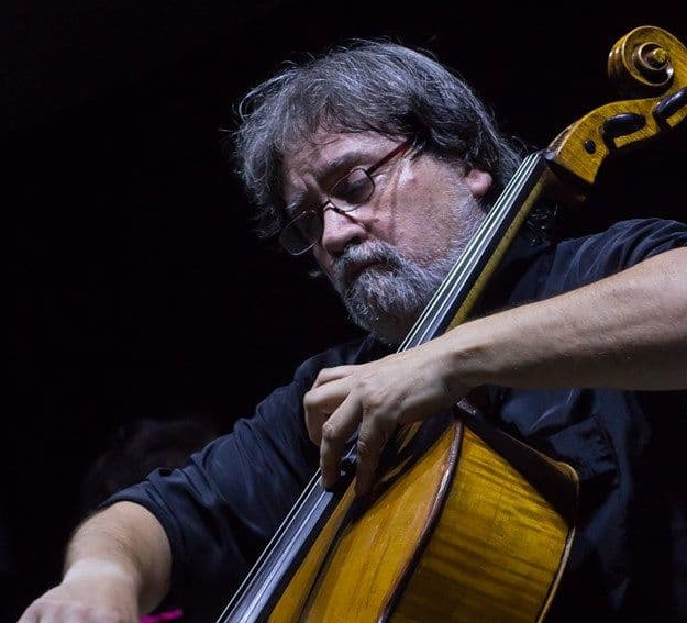 Ein älterer Mann spielt Cello