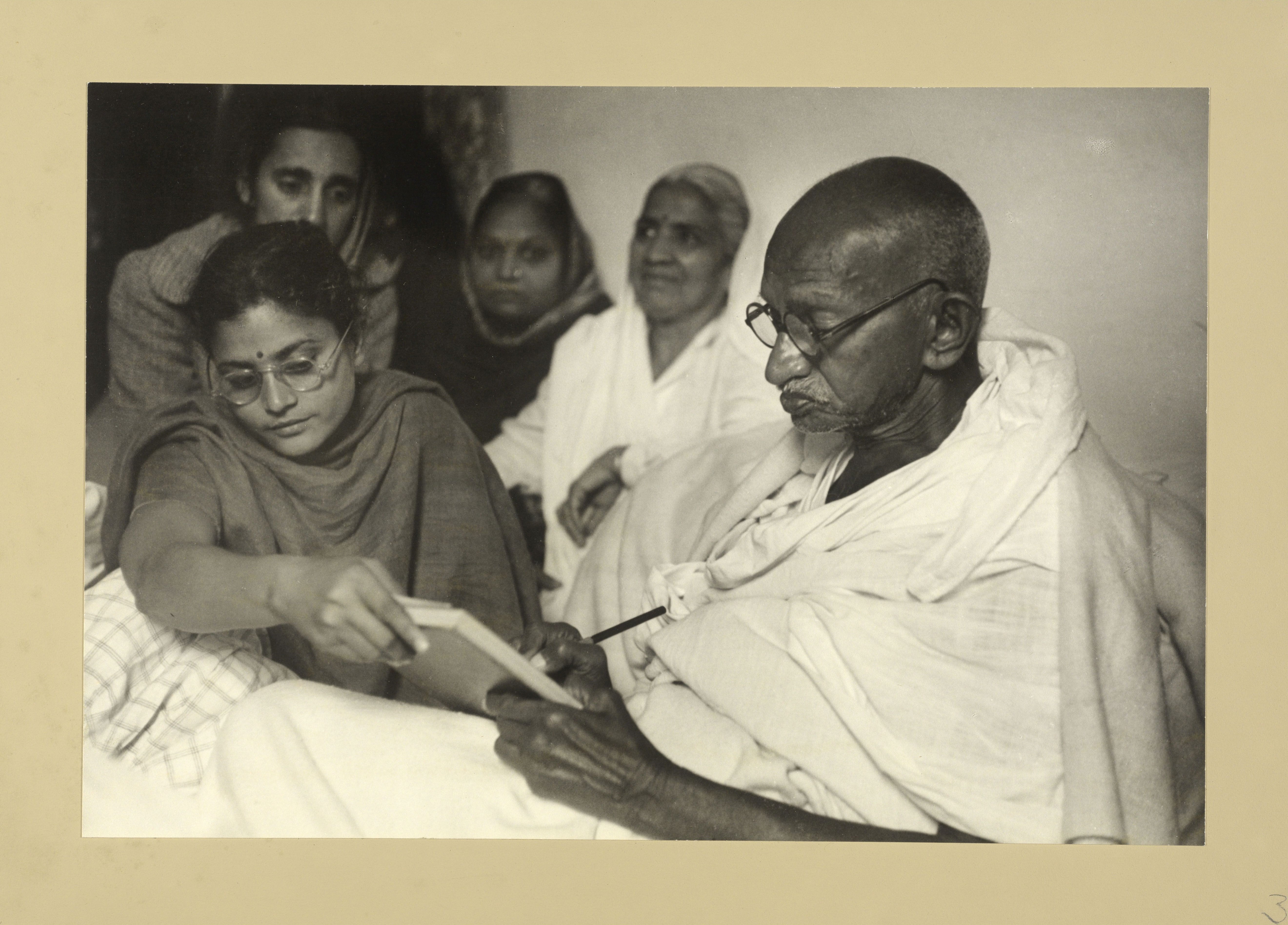 Gandhi, just before ending his fast, Birla House, Delhi, India, 1948. Gandhi kurz vor Beendigung des Fastens, Birla House, Delhi, 1948. 