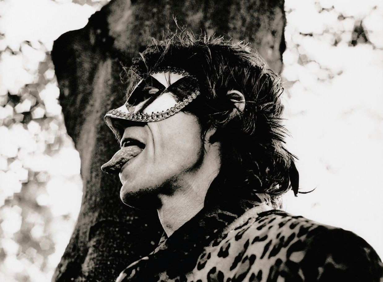 Mick Jagger mit Maske und ausgestreckter Zunge