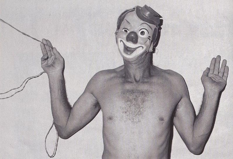Mann mit Clownsgesicht und nacktem Oberkörper