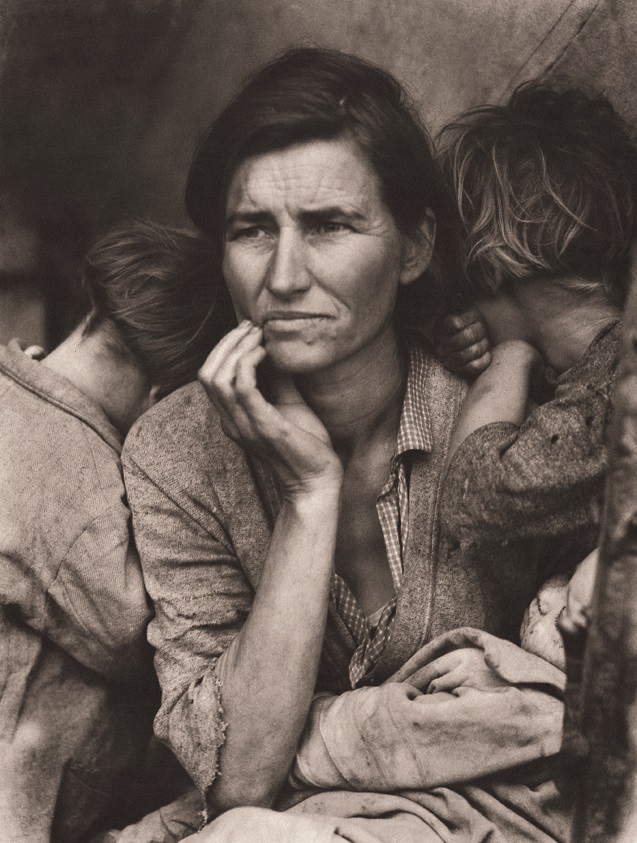 "Migrant Mother (Madre emigrante), California, 1936, © Dorothea Lange Collection, Oakland Museum of California Copia moderna In Lumpen gekleidete Frau besorgt blickend