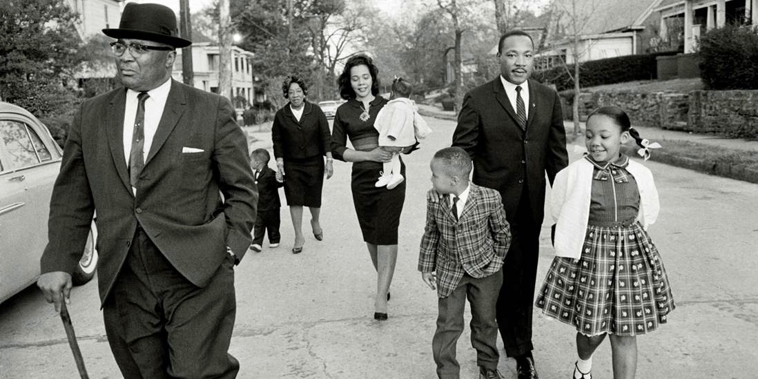 Familie auf der Straße gehend