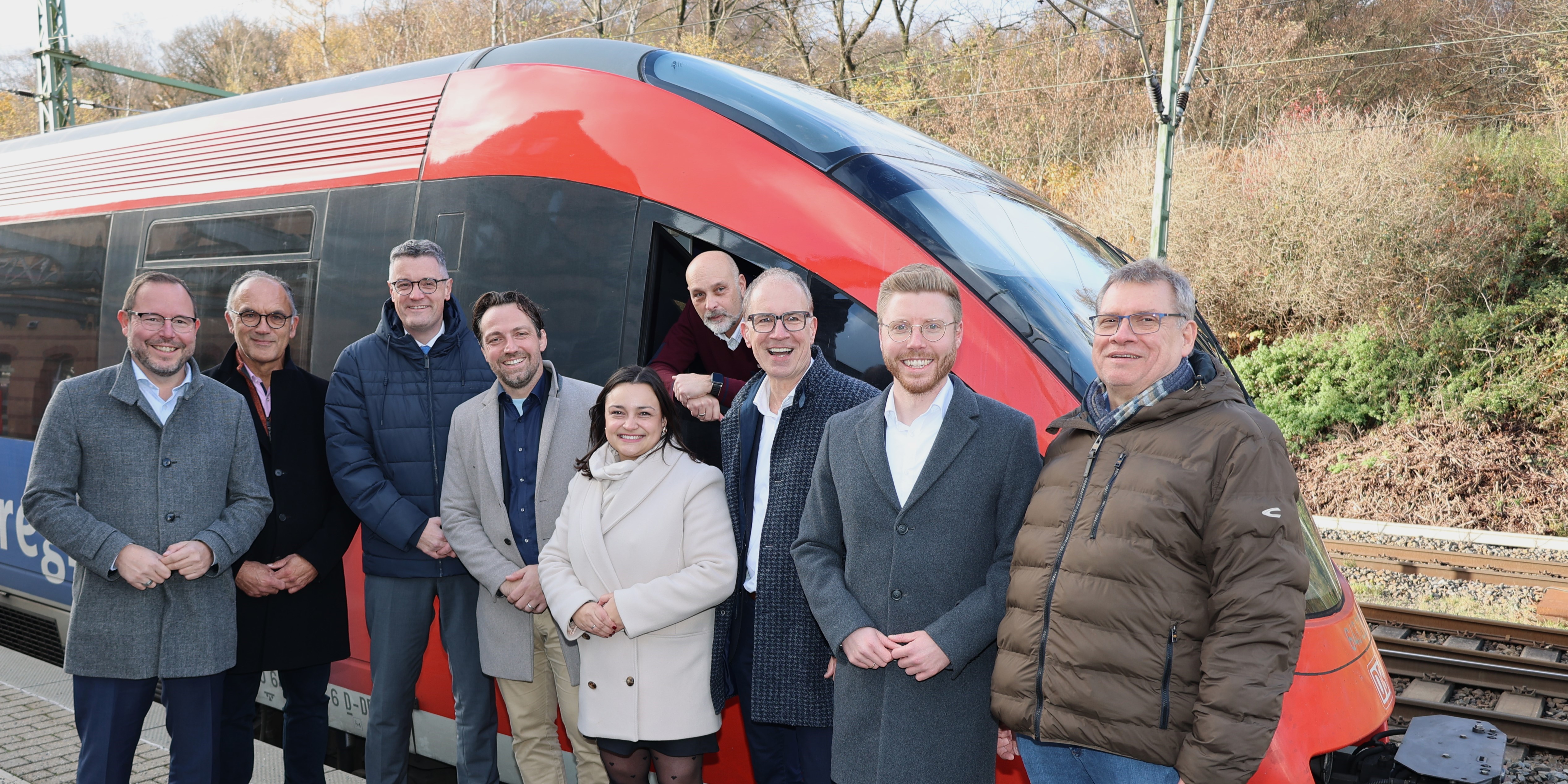 Mehrere Leute neben einem Zug.