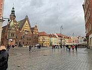 Marktplatz von Breslau mit einigen Passanten an einem regnerischen Tag